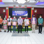 Bupati PH serahkan hadiah pemenang lomba harjad Kota Sanggau