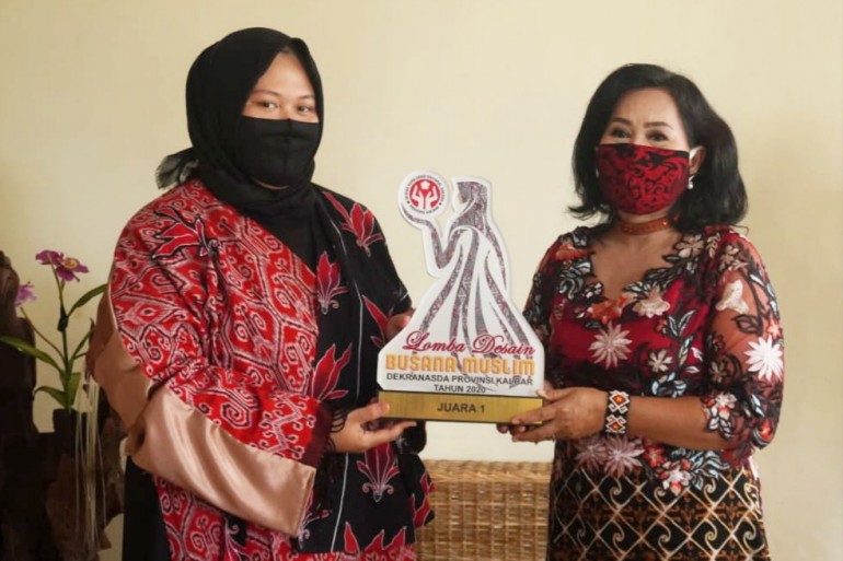 Tampilkan Batik Sabang Merah, Dekranasda Kabupaten Sanggau Raih Juara Satu Lomba Desain Busana Muslim Tingkat Provinsi Kalbar