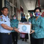Ketua PKK Sanggau, Arita Apolina Serahkan 400 Masker Hasil Buatan Tangan PKK dan Perlengkapan APD Untuk Para Medis