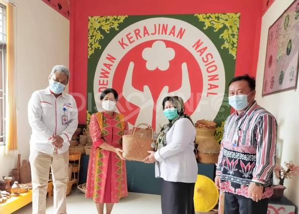 Ketua Dekranasda Kabupaten Sanggau Menerima Kunjungan Direktur KIE ADPIN Jakarta