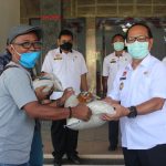 Wabup Sanggau Serahkan Bantuan Beras Sebanyak 350 Kg dan 35 Liter Minyak Goreng Kepada Para Jurnalis