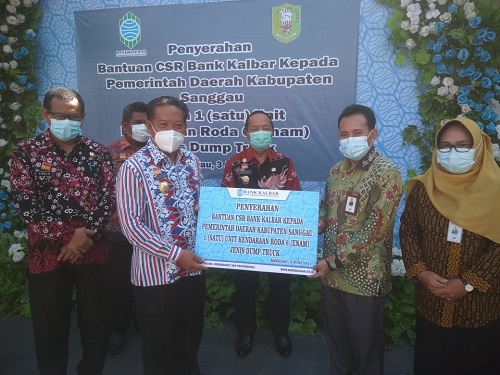 Bank Kalbar serahkan Bantuan CSR 1 Unit Dump Truk untuk Pemda Sanggau – Dinas Lingkungan Hidup