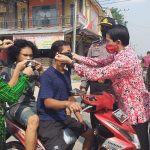 Dinas Pemberdayaan Masyarakat dan Pemerintahan Desa Kabupaten Sanggau Bagikan Masker Gratis