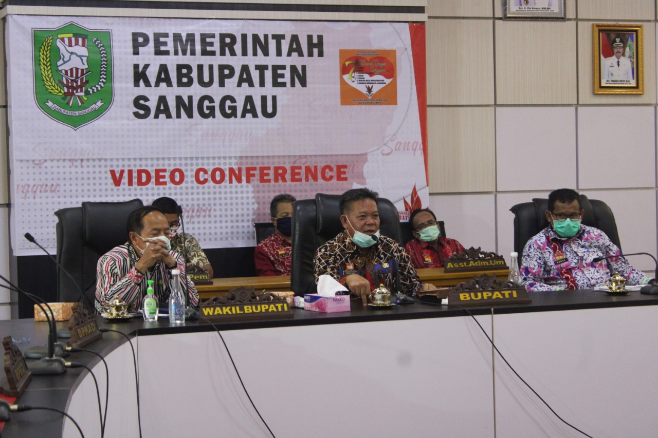 Bupati Sanggau Ikut Serta Dalam Vidcon Bersama Beberapa Menteri Terkait Implementasi Kebijakan Dalam Memerangi Covid-19