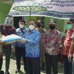 Wakil Bupati Sanggau Beri Semangat Kepada 23 Warga Sungai Bemban Yang di Isolasi