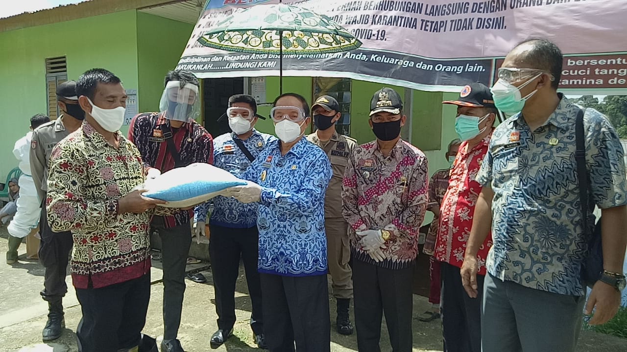 Wakil Bupati Sanggau Beri Semangat Kepada 23 Warga Sungai Bemban Yang di Isolasi