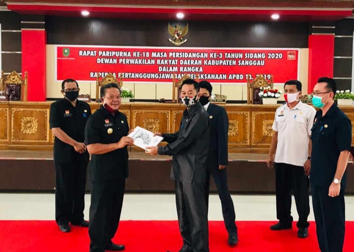 Bupati Sanggau Sampaikan Nota Pengantar Raperda Pertanggungjawaban APBD 2019 ke DPRD