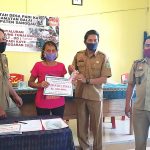 Penyaluran BLT DD Tahap III Desa Padi Kaye Kecamatan Balai dengan Mematuhi Protokol Kesehatan