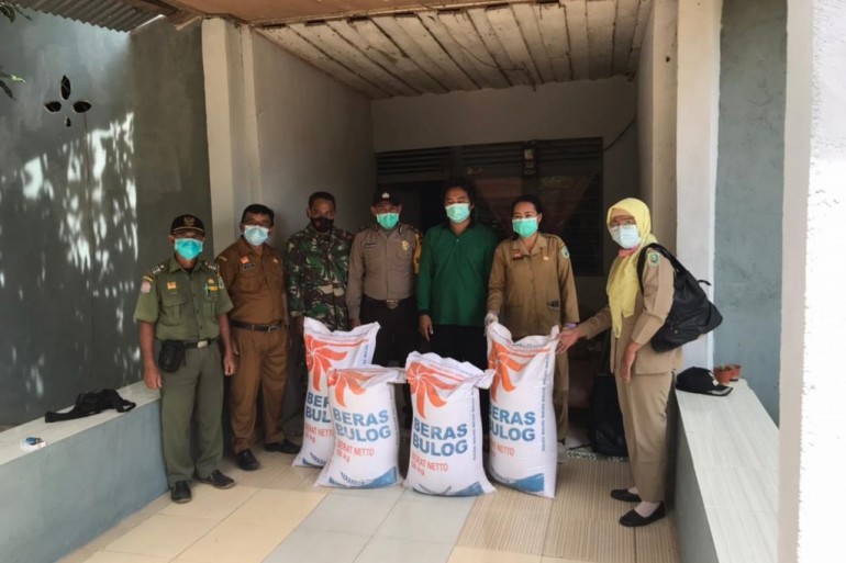 Penyerahan Bantuan Beras 200 Kg bagi Masyarakat Terkonfirmasi Covid-19 di Kecamatan Jangkang