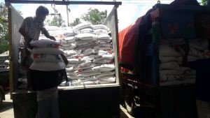 Sebanyak 1.712 KPM di Kecamatan Parindu Menerima Bantuan Beras