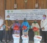 Sebanyak 3.073 KPM Kec. Tayan Hilir dan 1.275 KPM Kec. Toba Terima Bantuan Beras Dari Pemprov Kalbar
