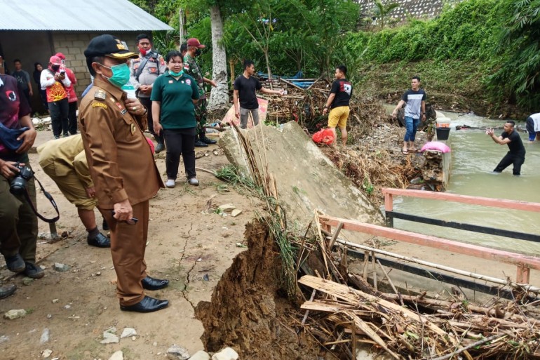 Wabup Sanggau Tinjau Lokasi Terjadinya Banjir Bandang di Desa Nekan
