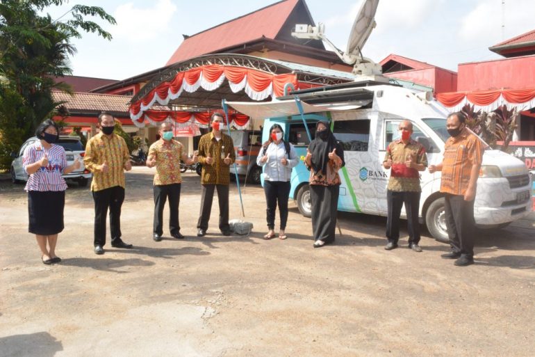 Badan Pendapatan Daerah, Dinas Perhubungan Kabupaten Sanggau Beserta Pihak Satlantas Kab. Sanggau Mengadakan Pembagian Gerakan Memakai dan Membagikan Masker Bagi Wajib Pajak ( WP ) Sanggau Serta Masyarakat Umum Kabupaten Sanggau.