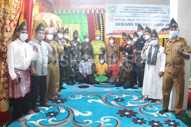 Wabup Sanggau Ikuti Ritual Adat Tolak Bala “Bakaua” IKSB Kabupaten Sanggau