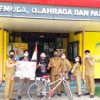 ak De Jhoni begitu dia sapa berkeliling Indonesia dengan menggunakan sepeda ontel