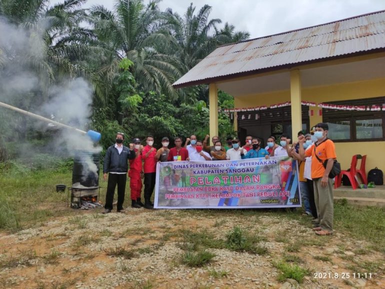 Cegah Kebakaran Lahan, Disbunnak Kab. Sanggau Laksanakan Pelatihan Pembuatan Cuka Kayu di Desa Kedakas Kecamatan Tayan Hulu