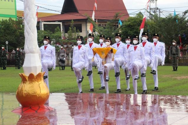 Bupati Sanggau Pimpin Upacara Penurunan Bendera Merah Putih Di Halaman Kantor Bupati Sanggau