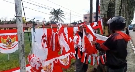 Nasib Penjual Bendera di Sanggau