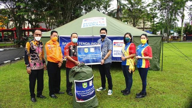 DISPERINDAGKOP dan BPBD Kabupaten Sanggau Menerima Bantuan Tenda Dari Indomaret