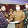 Wabup Sanggau Menyerahkan Hadiah Kepada Para Pemenang Lomba Dalam Peringatan HUT RI Ke-76