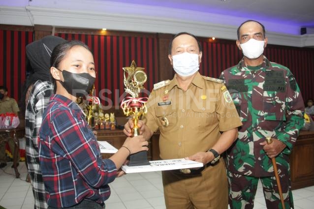 Wabup Sanggau Menyerahkan Hadiah Kepada Para Pemenang Lomba Dalam Peringatan HUT RI Ke-76