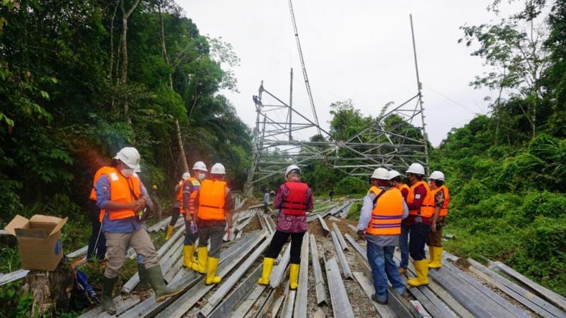 Pastikan Pembangunan SUTT di Sanggau-Sekadau-Sintang Berjalan Lancar, GM PLN UIP KLB Pantau ke Lapangan