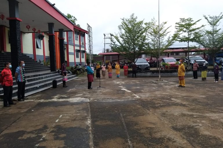 Apel Pagi Peringati Hari Jadi Kalimantan Barat Ke-64 di Kantor Dinas Pendidikan dan Kebudayaan Kab.Sanggau