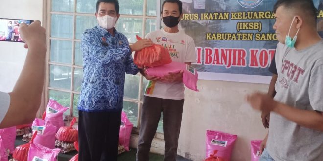 IKSB Kabupaten Sanggau Salurkan 70 Paket Bantuan Banjir – Kalimantan Today