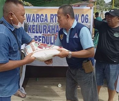 RT 15 Bunut Serahkan Paket Sembako ke Posko ‘Sanggau Bersatu’ – Kalimantan Today