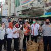 Dukung Kegiatan “Gebrak Masker” Dinas Perumahan Cipta Karya Tata Ruang dan Pertanahan Kabupaten Sanggau Bagi – Bagi Masker Di Pasar Jarai