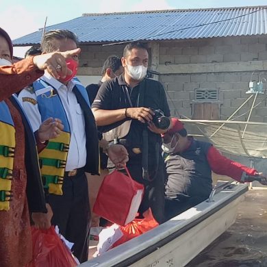 Mensos RI Serahkan Bantuan Kepada Korban Banjir di Sanggau