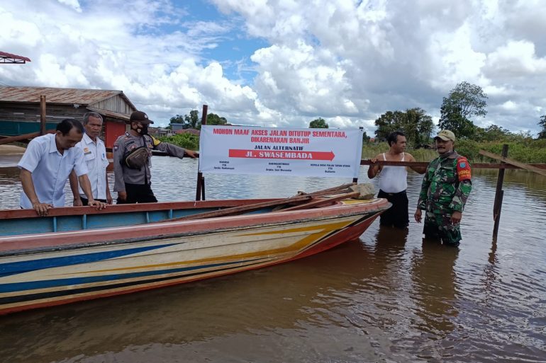 Pulau Tayan "Dikepung" Banjir, Akses Jalan Utama 'Lumpuh', Babinsa, Pemdes dan Bhabinkamtibmas Lakukan Ini