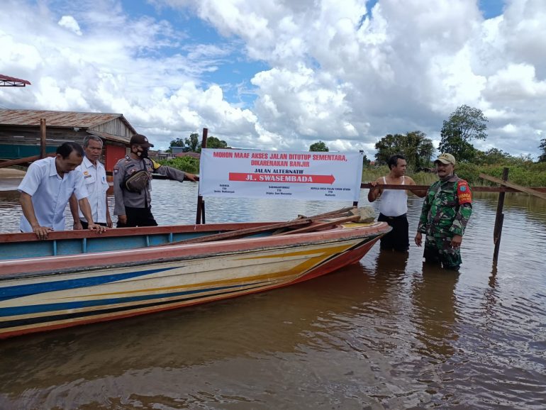 Pulau Tayan "Dikepung" Banjir, Akses Jalan Utama 'Lumpuh', Babinsa, Pemdes dan Bhabinkamtibmas Lakukan Ini