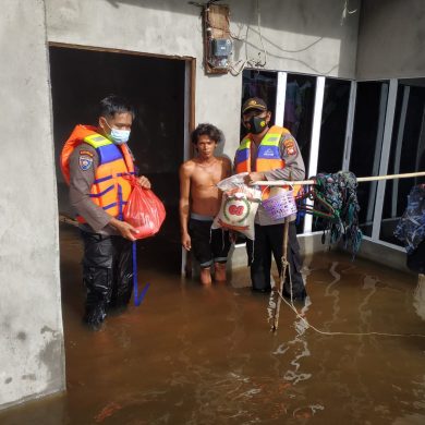 Peduli Kesusahan Warga Terdampak Banjir, Polsek Tayan Hilir Salurkan Bansos