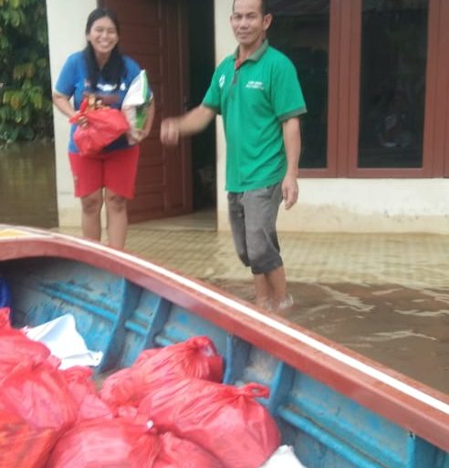 Peduli Warga Korban Banjir, YBS Tayan Hilir Salurkan Bantuan
