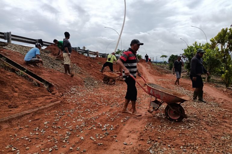 Dilandasi Semangat Gotong Royong, Warga Pulau Tayan Perbaiki Akses Jalan Alternatif