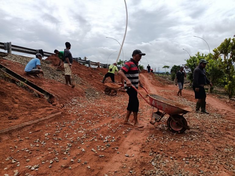 Dilandasi Semangat Gotong Royong, Warga Pulau Tayan Perbaiki Akses Jalan Alternatif