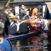 Mensos Risma Naik Perahu Pantau Banjir di Sanggau