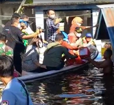 Mensos Risma Naik Perahu Pantau Banjir di Sanggau