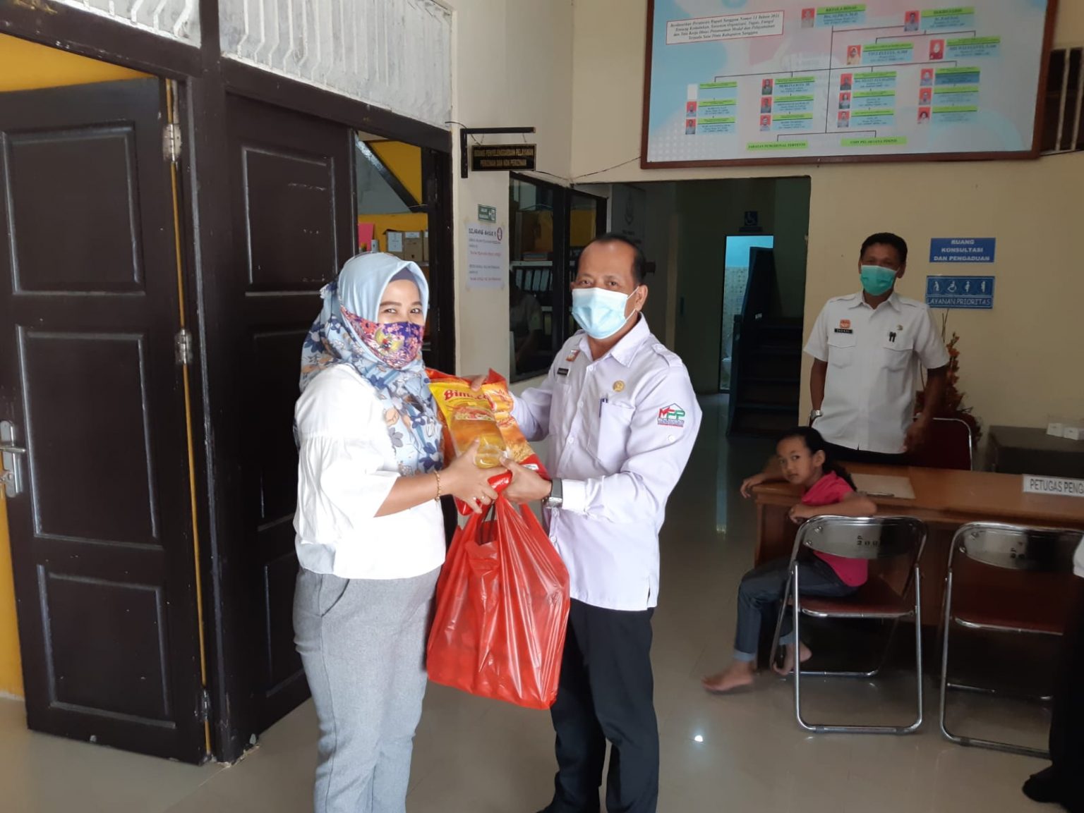 PENYALURAN BANTUAN BAGI ASN/TENAGA KONTRAK DPMPTSP KAB. SANGGAU YANG TERDAMPAK BANJIR – DPMPTSP