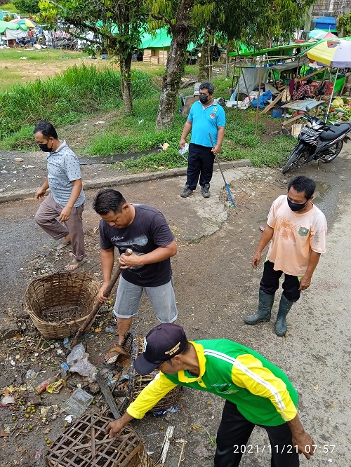 Pasca Banjir DLH Kab. Sanggau Lakukan Kerja Bakti – Dinas Lingkungan Hidup