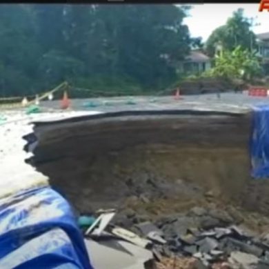 Jalan Nasional di Sanggau Longsor – VIDEO