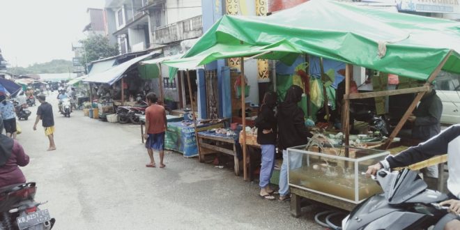 Pedagang Pasar Senggol Kota Sanggau Juga Pindah Lapak ke Pinggir Jalan Utama – Kalimantan Today