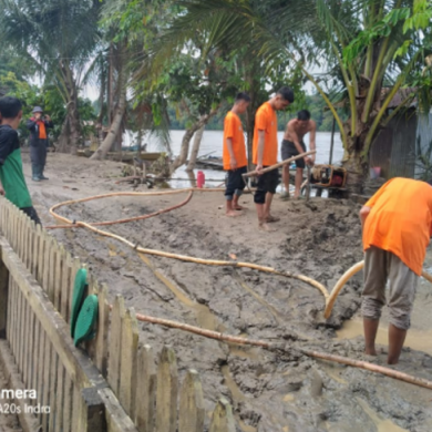 Baznas Sanggau dan relawan bakti sosial di Balai Nanga pascabanjir