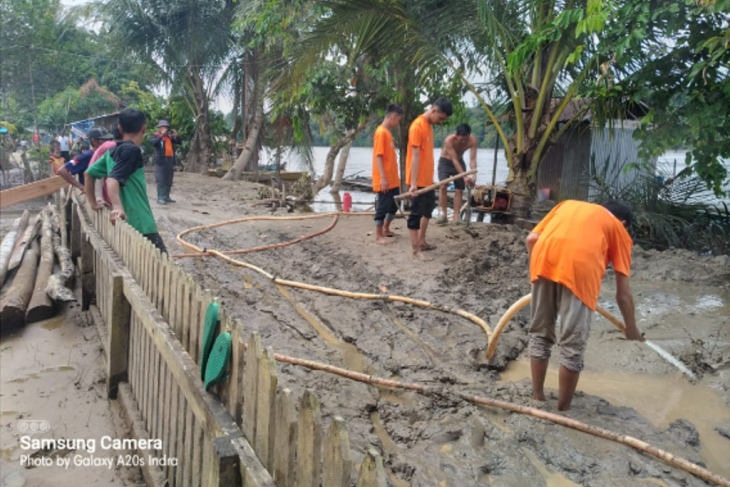 Baznas Sanggau dan relawan bakti sosial di Balai Nanga pascabanjir