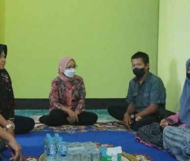 Mensos Risma Jenguk Gadis Tuna Rungu Korban Pemerkosaan di Sanggau – Kalimantan Today