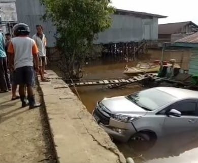Mobil Innova Tamu Hotel Pantai Mutiara Sanggau Terjun ke Sungai Kapuas, Ini Penyebabnya
