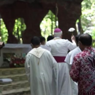 Uskup Sanggau Berkati Gua Maria Bintang Timur Riam Rojat