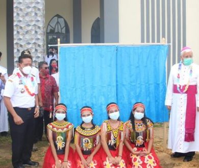 Didampingi Ontot, Paolus Hadi Resmikan Gereja Paroki Santo Paulus Rasul Mukok – Kalimantan Today