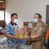 8 KK Korban Kebakaran Komplek Pasar Batang Tarang Terima Bantuan Pemda Sanggau – Kalimantan Today